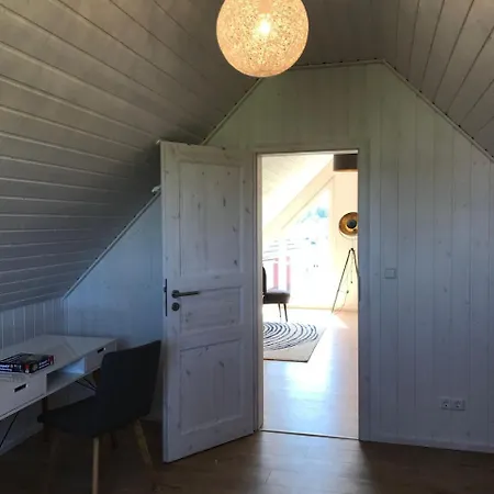 Skandinavisches-ferienhaus-2-reihe-zum-wasser-fuer-6-personen *