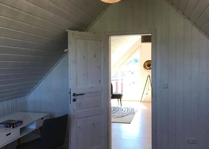 Skandinavisches-ferienhaus-2-reihe-zum-wasser-fuer-6-personen *